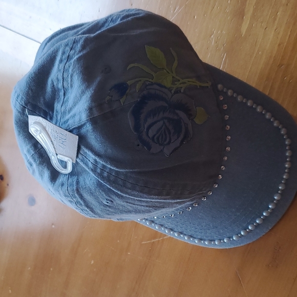 Time and Tru Women’s Cap with Rose - Picture 2 of 8